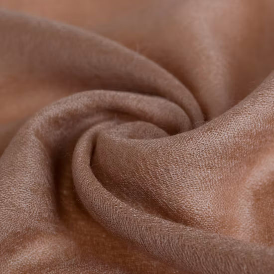 Sciarpa rosa alla moda con scialle in cashmere pettinato al 100%.